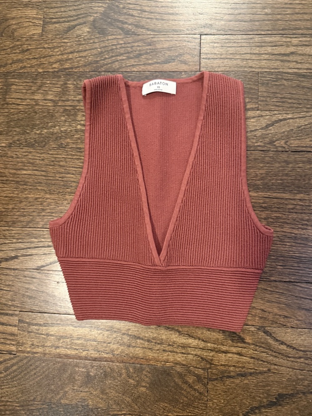 Babaton Ribbed V-Neck Crop Top - Rusty Rose